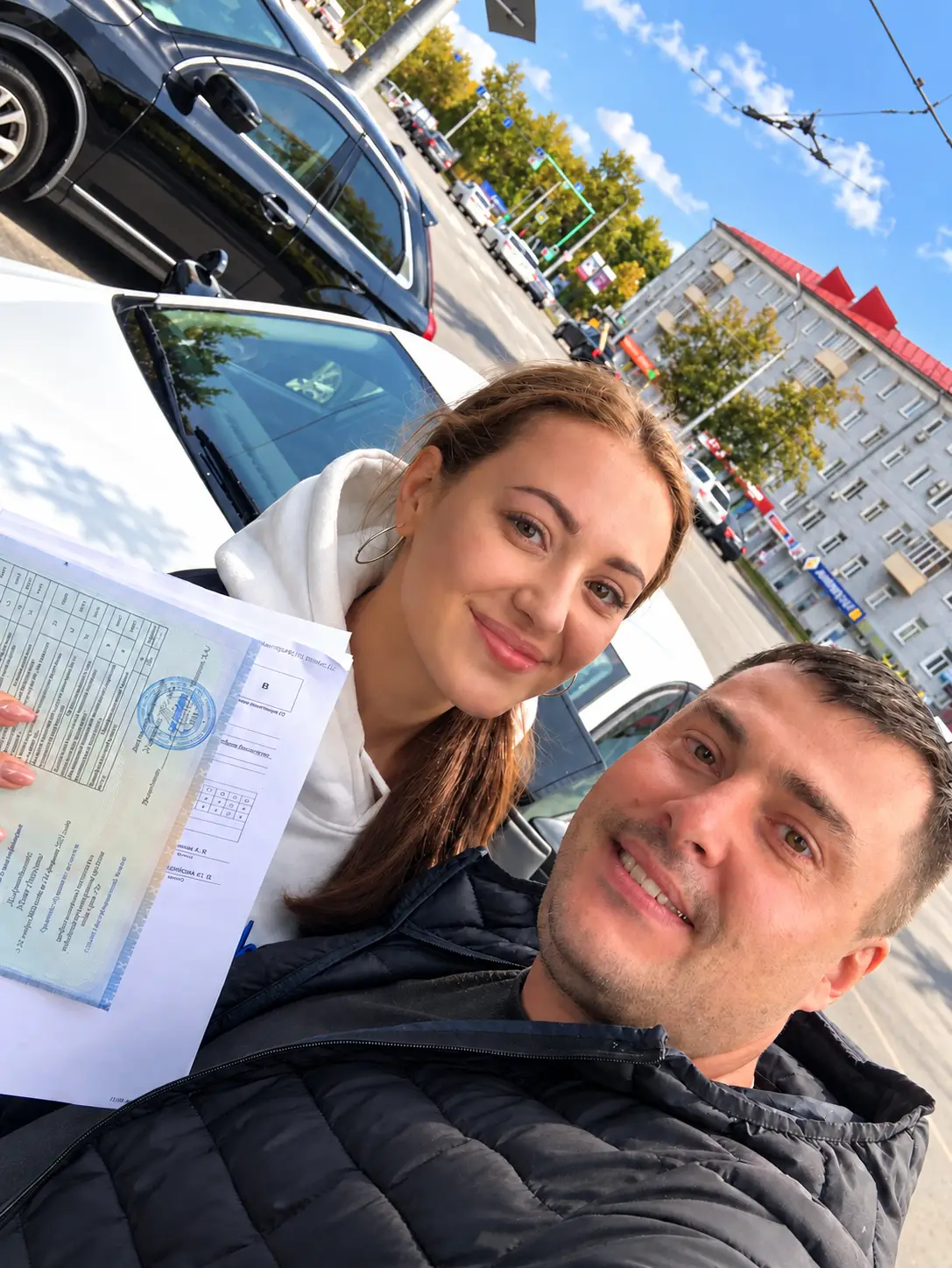 Выпускница автошколы X-DRIVE с инструктором